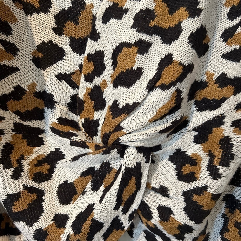 NWOT Full Circle Trends Leopard Long Sleeve Front Twist Sweater - Picture 3 of 4